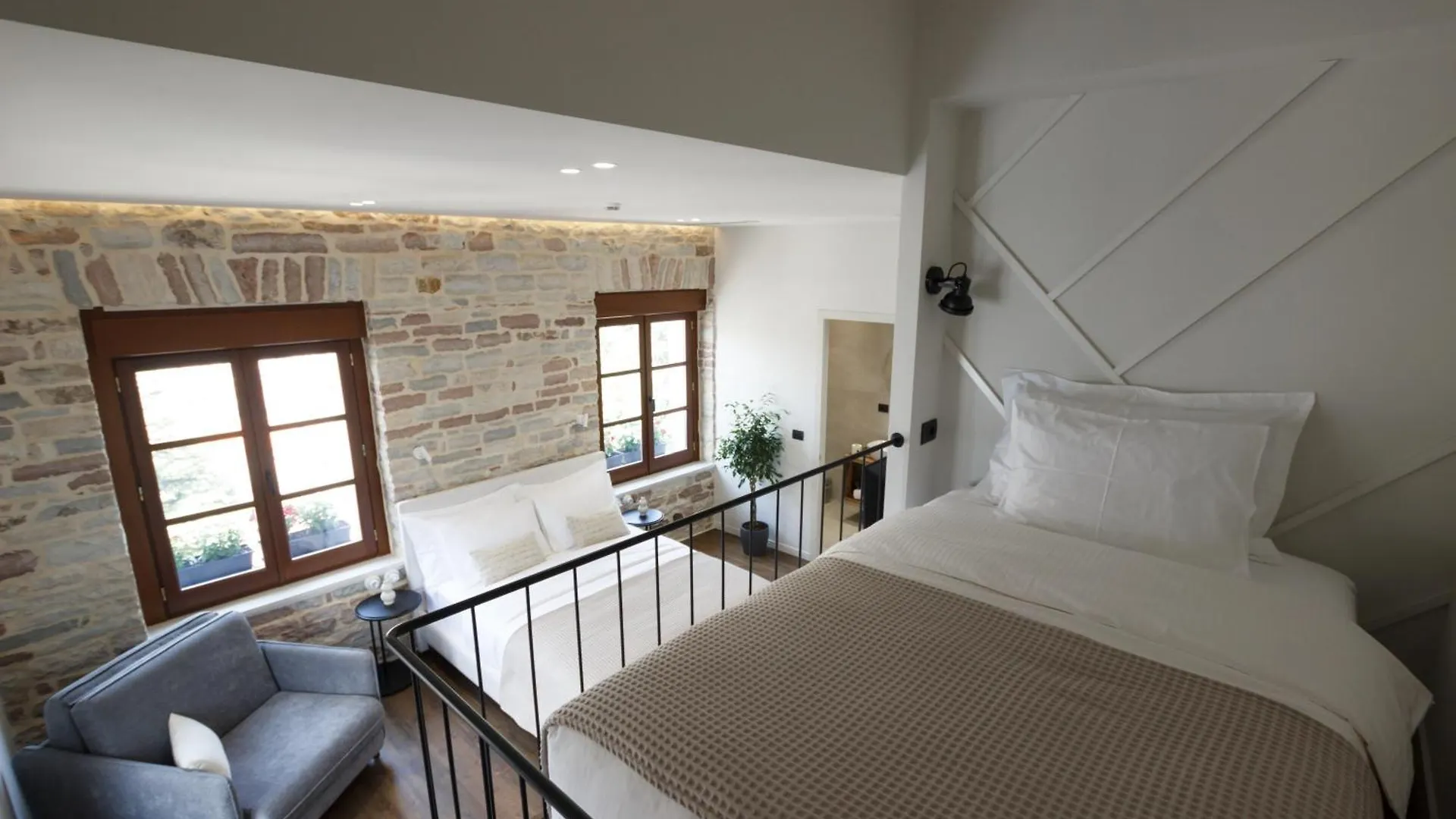 Gjirokastër Stitch&Stone Suites מלון